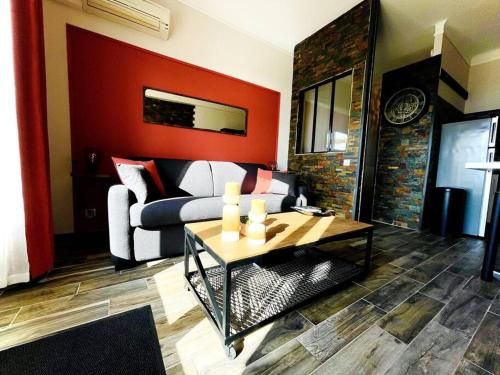 uma sala de estar com um sofá e uma mesa em Appartement Propriano Corse du Sud Face à la Mer em Propriano