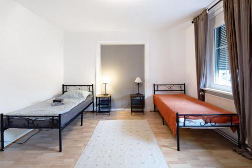 a bedroom with two beds and a window at Vogelsberger Bett 5 die 2 links in Alsfeld