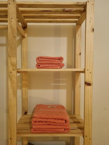 drewniana półka z ręcznikami w obiekcie Daldeia w mieście São Pedro da Aldeia