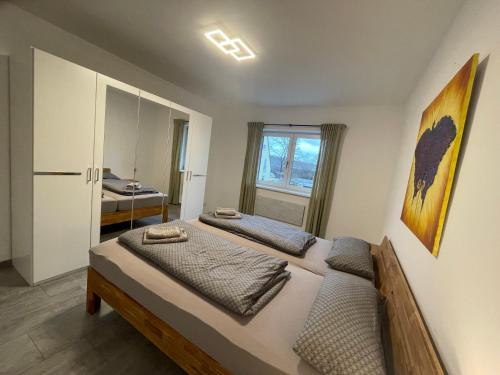 een slaapkamer met 2 bedden en een bureau bij Messe- und Ferienwohnung Feucht in Feucht
