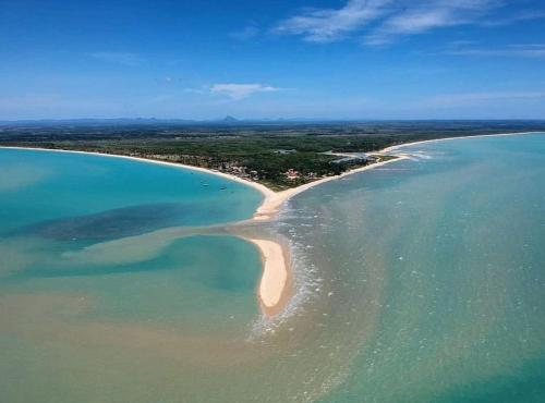 una vista aerea di una spiaggia nell'oceano di Hotel Mata Atlântica a Corumbau