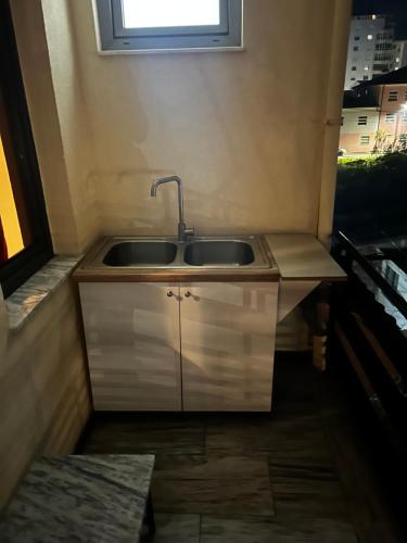 un lavandino in cucina in una stanza con finestra di Hotel Desaret a Pogradec