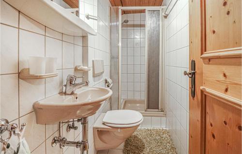 Baño blanco con aseo y lavamanos en Beautiful Apartment In Sonntag With Kitchen en Sonntag