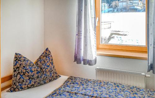 2 Bedroom Cozy Apartment In Patsch في إنسبروك: سرير مع مخدة ونافذة