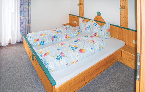 um quarto com uma cama com uma estrutura em madeira em Beautiful Apartment In Kappl With 2 Bedrooms And Wifi em Kappl