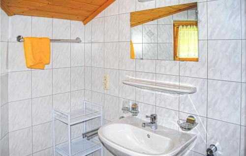 Ένα μπάνιο στο Beautiful Apartment In Kappl With 2 Bedrooms And Wifi