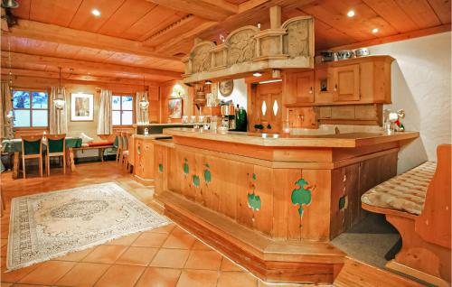una cocina con una gran isla en una casa en Haus Holzworm, en Aussersiggam