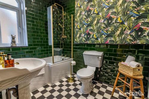La salle de bains verte est pourvue de toilettes et d'un lavabo. dans l'établissement The Church House - 3 Bedroom House + Free Parking, à Nottingham