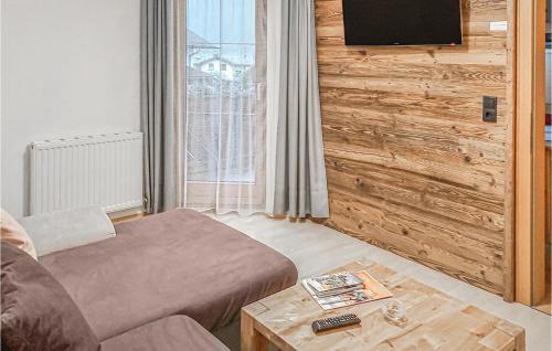 salon z kanapą i stołem w obiekcie Schoene Ferienwohnung - Pfunds w mieście Pfunds