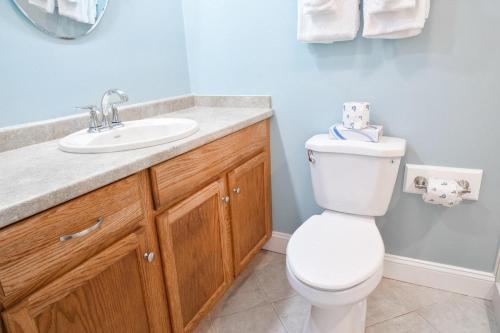 Ένα μπάνιο στο Spectacular Views & Comfortable Oceanfront 2 Bdrm