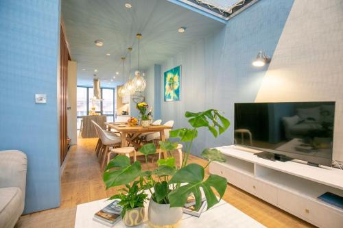 a living room with a couch and a table with plants at Hammock Heights! Hot Tub,Private Garage,CityCentre in Manchester