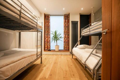 Кровать или кровати в номере Hammock Heights! Hot Tub,Private Garage,CityCentre