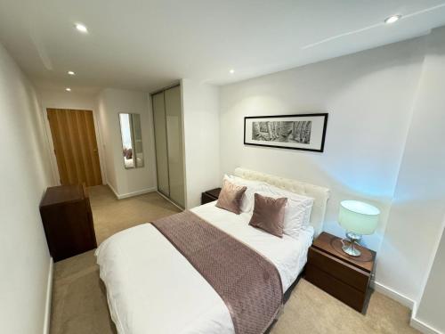 ロンドンにあるLondon East Side Wharfのベッドルーム1室(大型ベッド1台、白いシーツ、枕付)