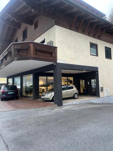 een gebouw met twee auto's erin geparkeerd bij Ortners Ferienwohung in Bischofshofen