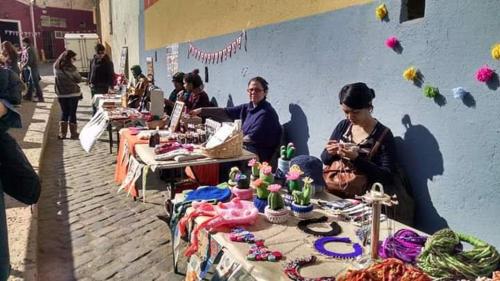 un grupo de mujeres sentadas en mesas en un mercado en Hostel Don Poncho, en Valparaíso