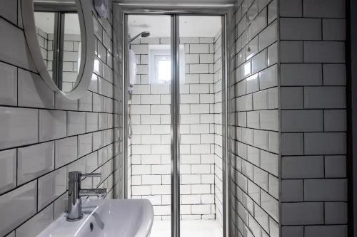 y baño con lavabo y espejo. en Blackpool Townhouse en Blackpool