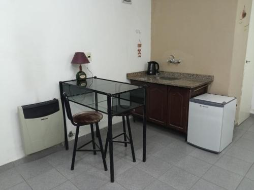 einen Glastisch und einen Stuhl in der Küche in der Unterkunft B&B Luján de Cuyo in Ciudad Lujan de Cuyo