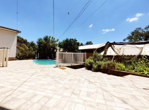 een grote patio met een zwembad in een huis bij Casa de campo, Piscina e Cristo in Encantado