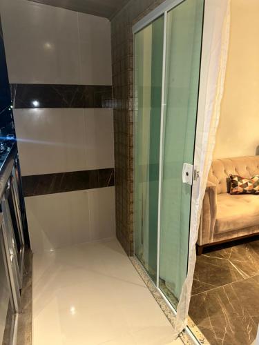 una doccia in vetro in cucina con divano di Apartamento espaçoso a Cabo Frio