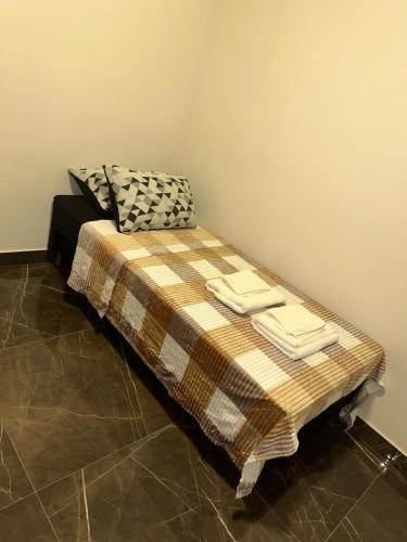 un letto con due asciugamani sopra in una stanza di Apartamento espaçoso a Cabo Frio