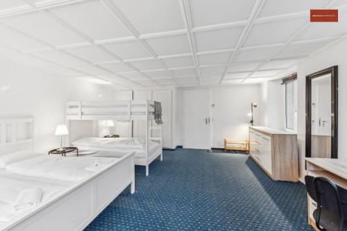 Habitación blanca con 2 camas y espejo. en Budget Living in the outskirts of Zurich, en Dietikon