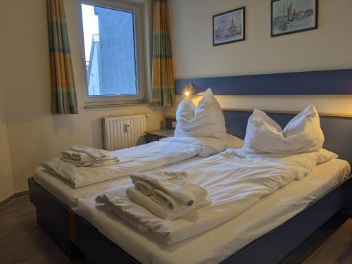 キュールングスボルンにあるYachthafenresidenz-Wohnung-8304-860のベッドルーム1室(タオル付)