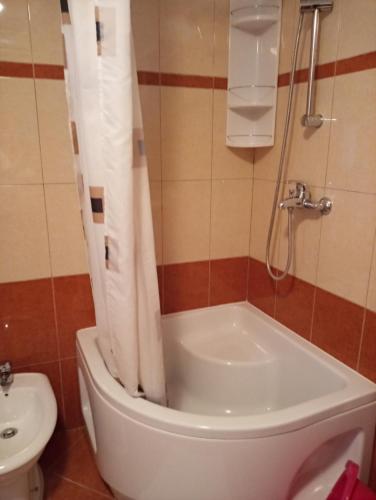 un bagno con doccia, WC e vasca di Apartmani Seršić a Baška