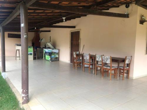 een patio met een tafel en stoelen en een keuken bij Rancho Nova Esperança 