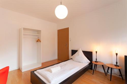 1 dormitorio con 1 cama y 2 mesitas de noche en City Apart Hannover, en Hannover