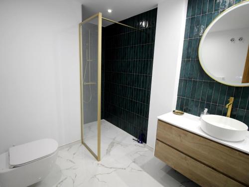 La salle de bains est pourvue de toilettes, d'un lavabo et d'un miroir. dans l'établissement Apartamento Llançà, 2 dormitorios, 6 personas - ES-228-82, à Llançà