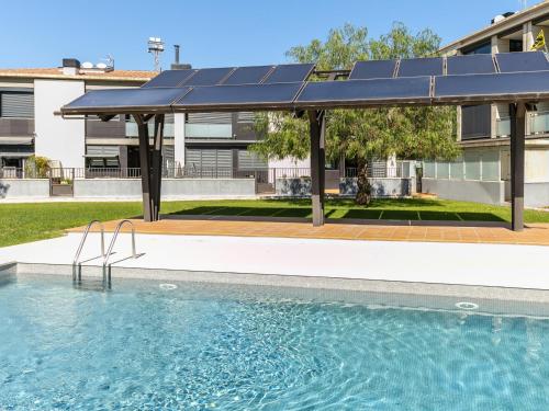 Casa adosada con piscina, jardín comunitario y garaje en el centro de Roses - ES-228-104