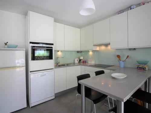 Appartement rénové 2 chambres, 1ère ligne mer, terrasse, parking, à 20m de la plage de Roses