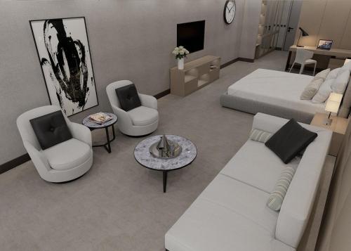 ein Wohnzimmer mit einem weißen Sofa und einem Bett in der Unterkunft PERGE TURİZM VE KONAKLAMA in Istanbul