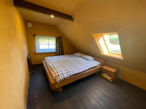 niewielka sypialnia z łóżkiem i oknem w obiekcie Salu Jahimaja w mieście Soontaga