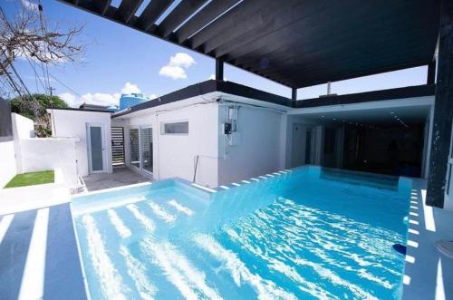 una piscina en el patio trasero de una casa en Five Minute Elegance New Spacious Home with Pool en Carolina