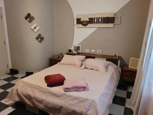 APTO DUPLEX 3 Dorm. em APARECIDA 600 m da basilica في أباريسيدا: غرفة نوم عليها سرير وفوط