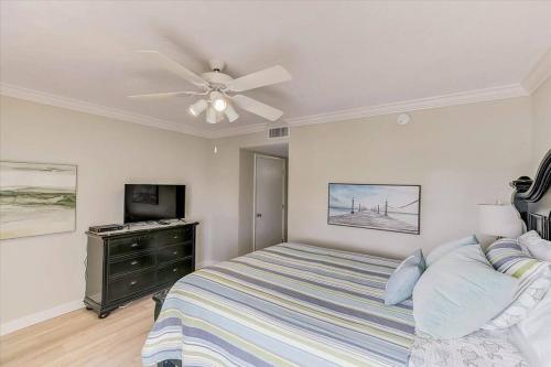 Katil atau katil-katil dalam bilik di *Steps to Beach, Heated Pool, Balcony, Amenities*