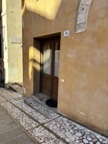een deur aan de zijkant van een gebouw bij LA SUITE in Spoleto