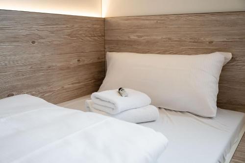 a bedroom with white towels on a bed at Roatel Magdeburg A2 my-roatel-com in Magdeburg