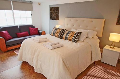 1 dormitorio con 1 cama grande y 1 sofá en TESS Villa Paradise, en Alhaurín de la Torre