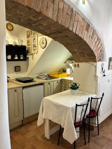 een keuken met een tafel met stoelen en een aanrecht bij LA SUITE in Spoleto
