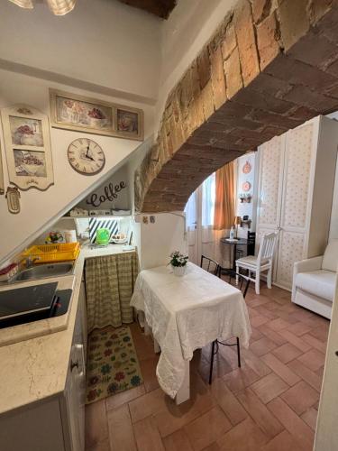 een keuken met een tafel en een klok aan de muur bij LA SUITE in Spoleto