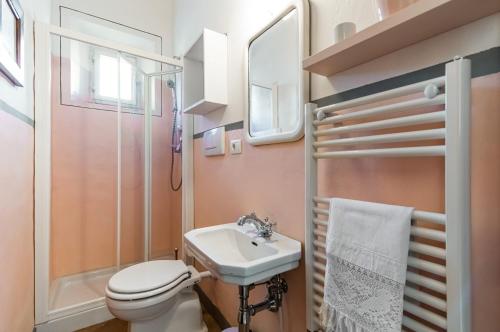 La petite salle de bains est pourvue de toilettes et d'un lavabo. dans l'établissement Delicious Apartment Among Crete Senesi and Spa!, à Rapolano Terme