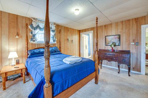 的住宿－Pet-Friendly Franklinville Farmhouse with Sunroom!，一间卧室配有一张床和一张书桌