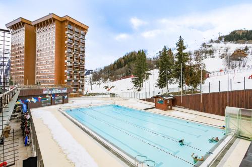 une piscine au sommet d'un immeuble dans l'établissement Les Aiguilles d'Arves - Vue montagne à au Corbier, à Villarembert