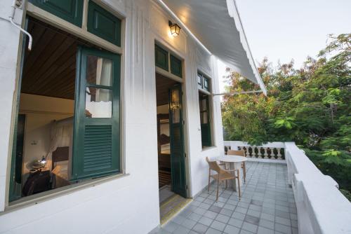 a house with a green door and a patio at Pousada dos Quatro Cantos in Olinda