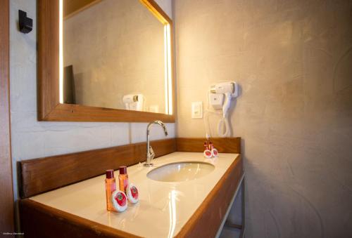 uma casa de banho com um lavatório e um espelho em Bella Rosa Noronha em Fernando de Noronha
