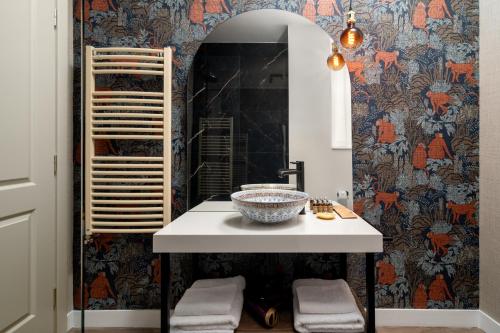 bagno con lavandino e specchio di Siesta Boutique Smart Suites a Cluj-Napoca