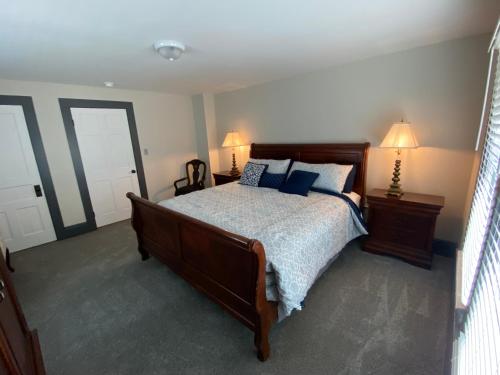 Ένα ή περισσότερα κρεβάτια σε δωμάτιο στο Red Door - The London Maisonette