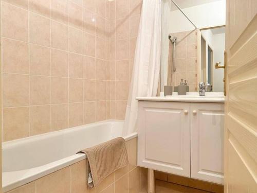 une salle de bain avec une baignoire blanche et un lavabo dans l'établissement Havre de Paix la joliette : Urban modern cosy chic, à Marseille